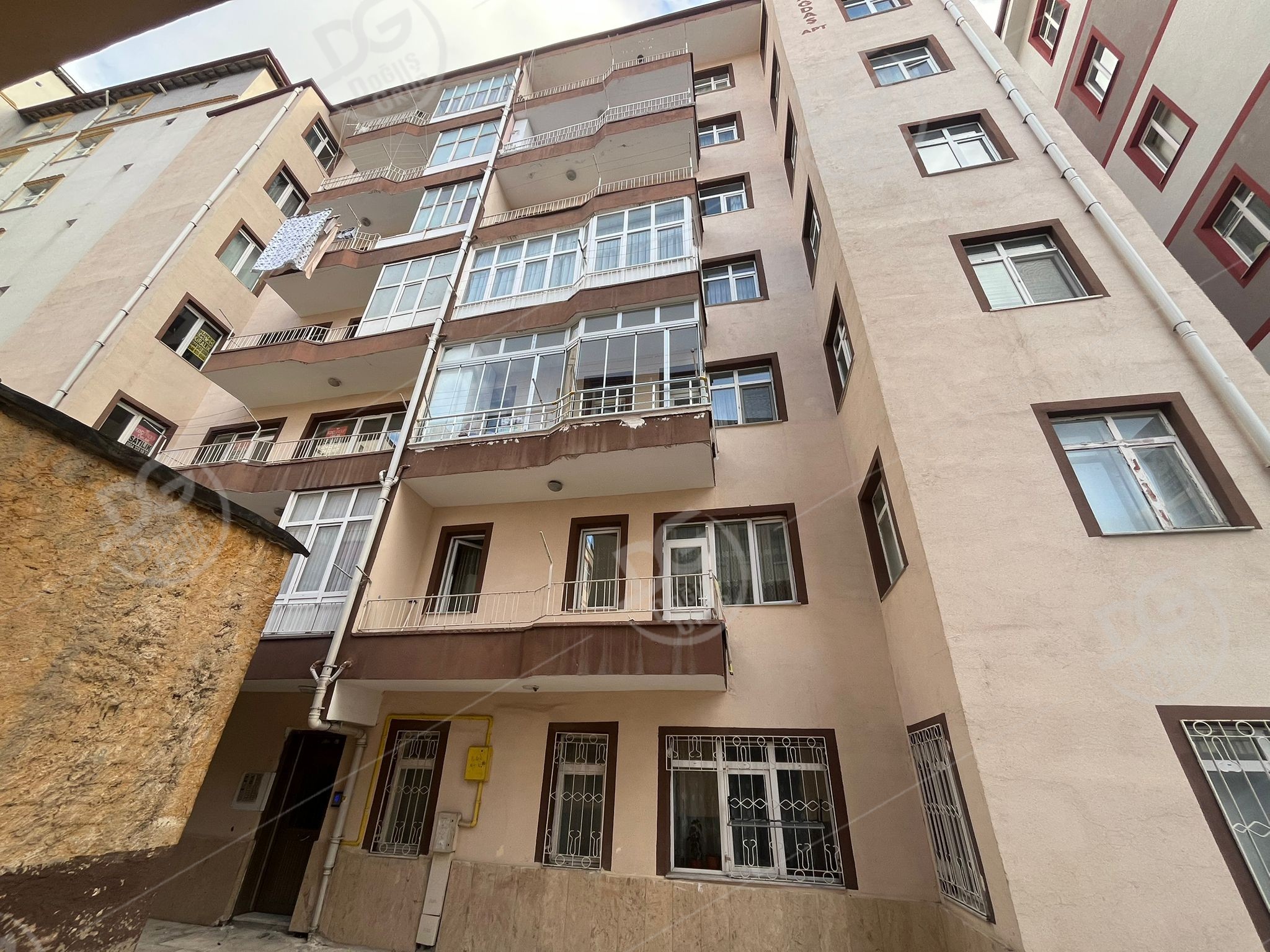ŞEHİR MERKEZİNE YÜRÜME MESAFESİNDE ARA KAT 3+1 SATILIK DAİRE