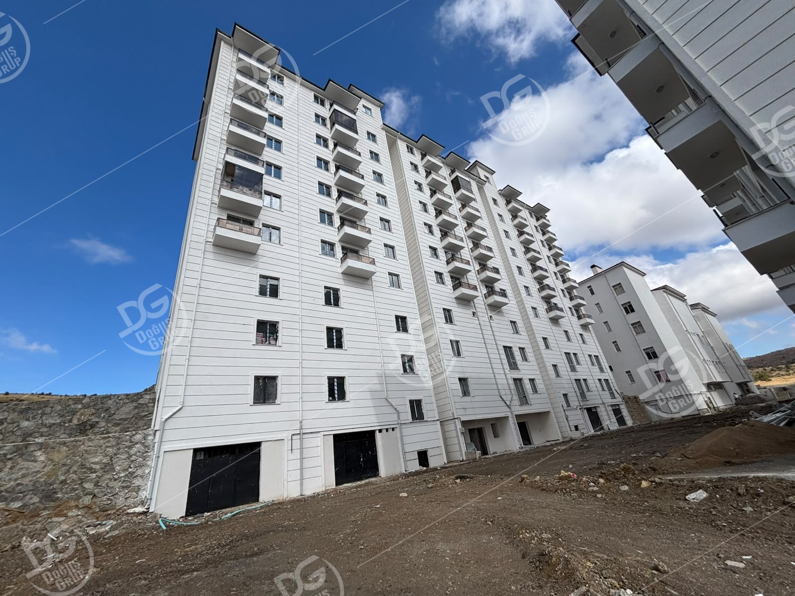 ÜNİVERSİTE YOLU ÜZERİNDE SATILIK 1+1 DAİRE