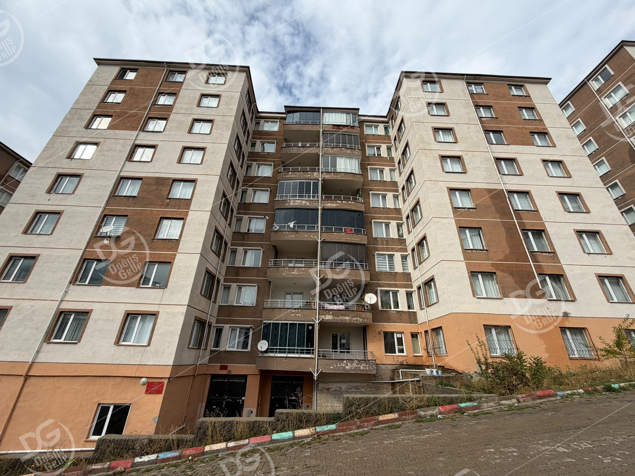 ÜNİVERSİTE YOLU ÜZERİNDE SİTE İÇİNDE SATILIK DAİRE