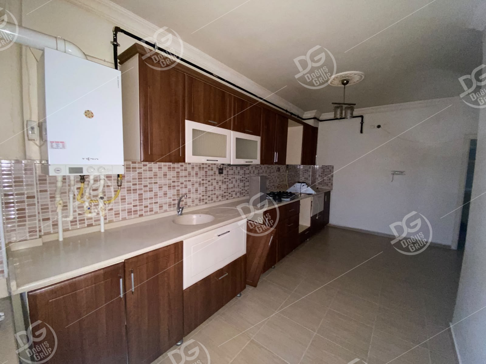 ARAKAT ÖNÜ AÇIK ANAYOLA CEPHE SİTE İÇERİSİNDE 3+1 KİRALIK DAİRE