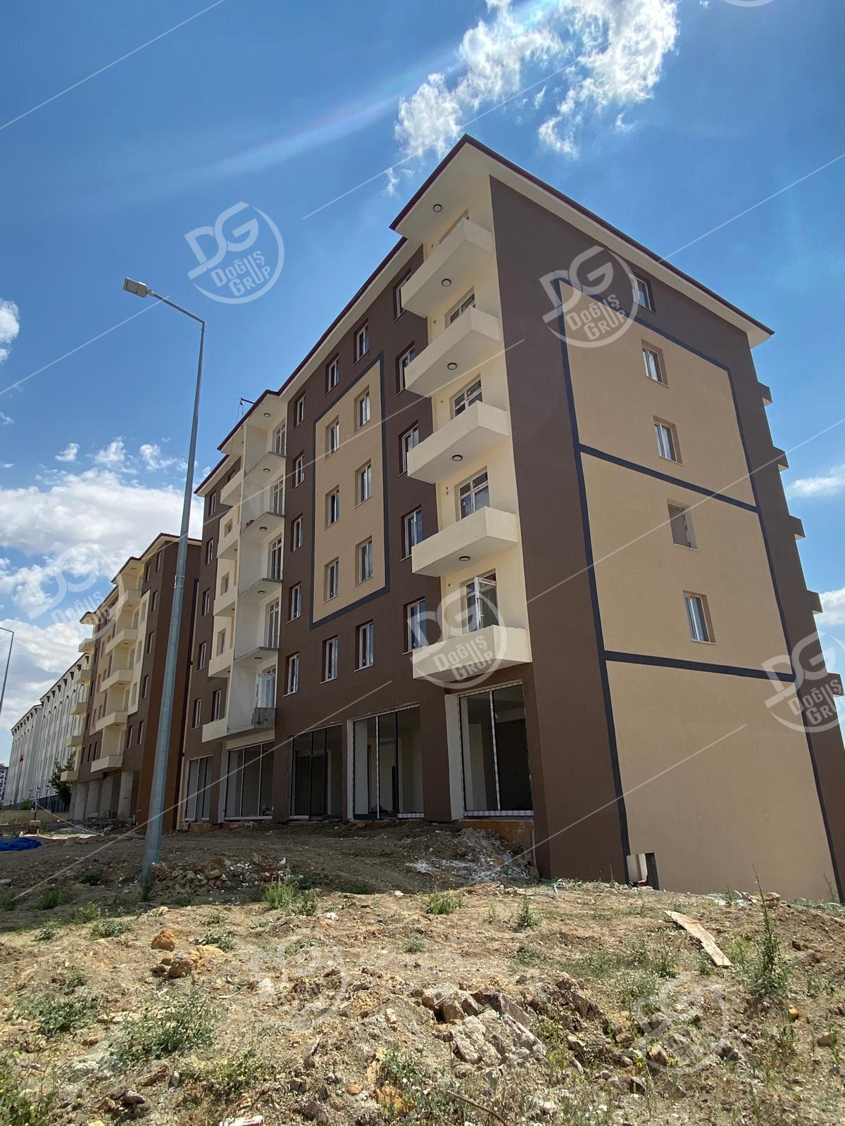 ÜNİVERSTE  YOLU ÜZERİNDE SATILIK 2+1