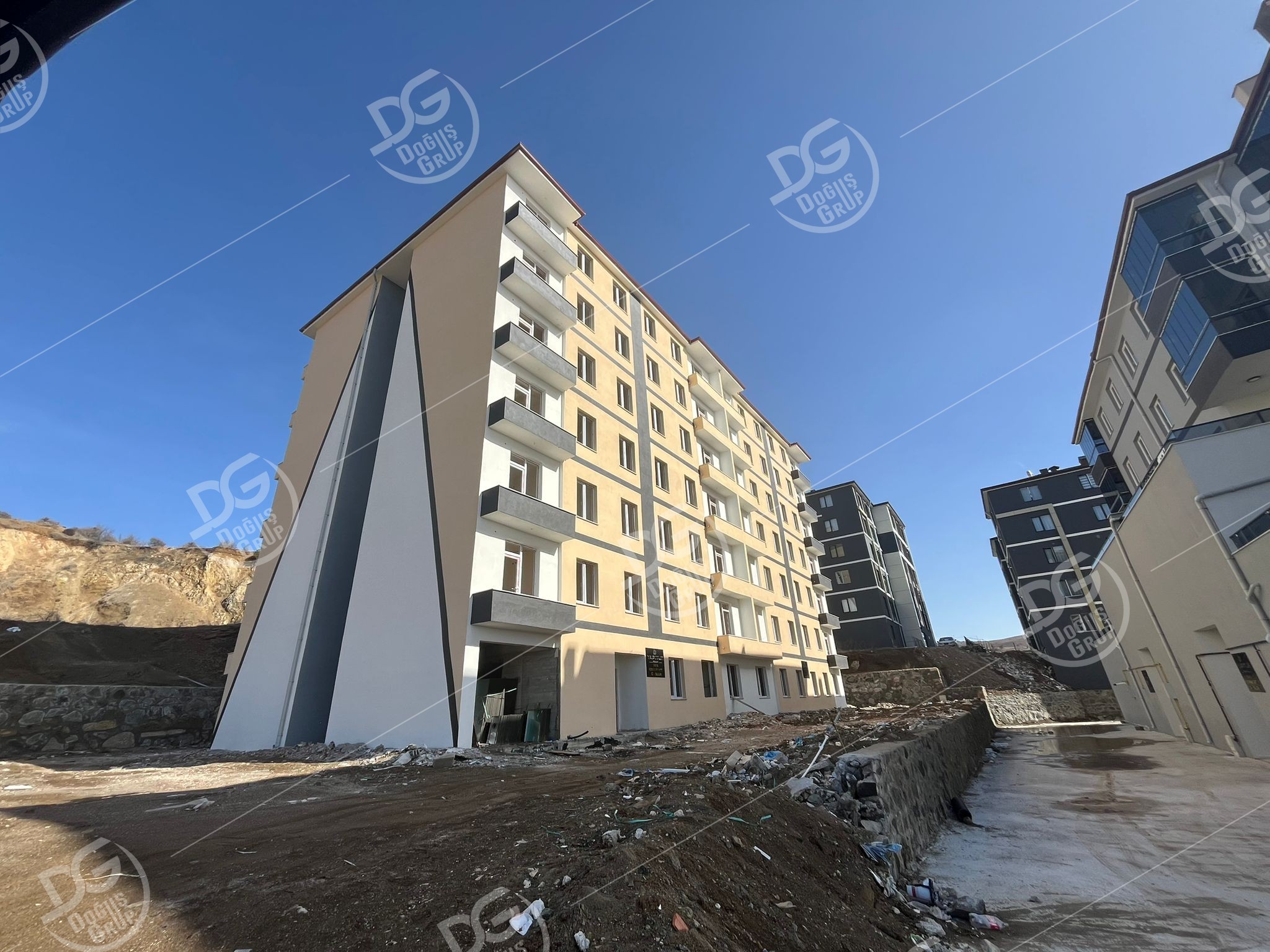ÜNİVERSİTE YOLU ÜZERİ SATILIK 2+1 DAİRE
