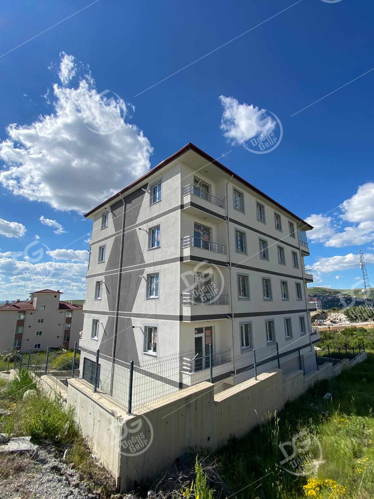 ÜNİVERSİTE BÖLGESİNDE  ARAKAT 2+1 SATILIK DAİRE